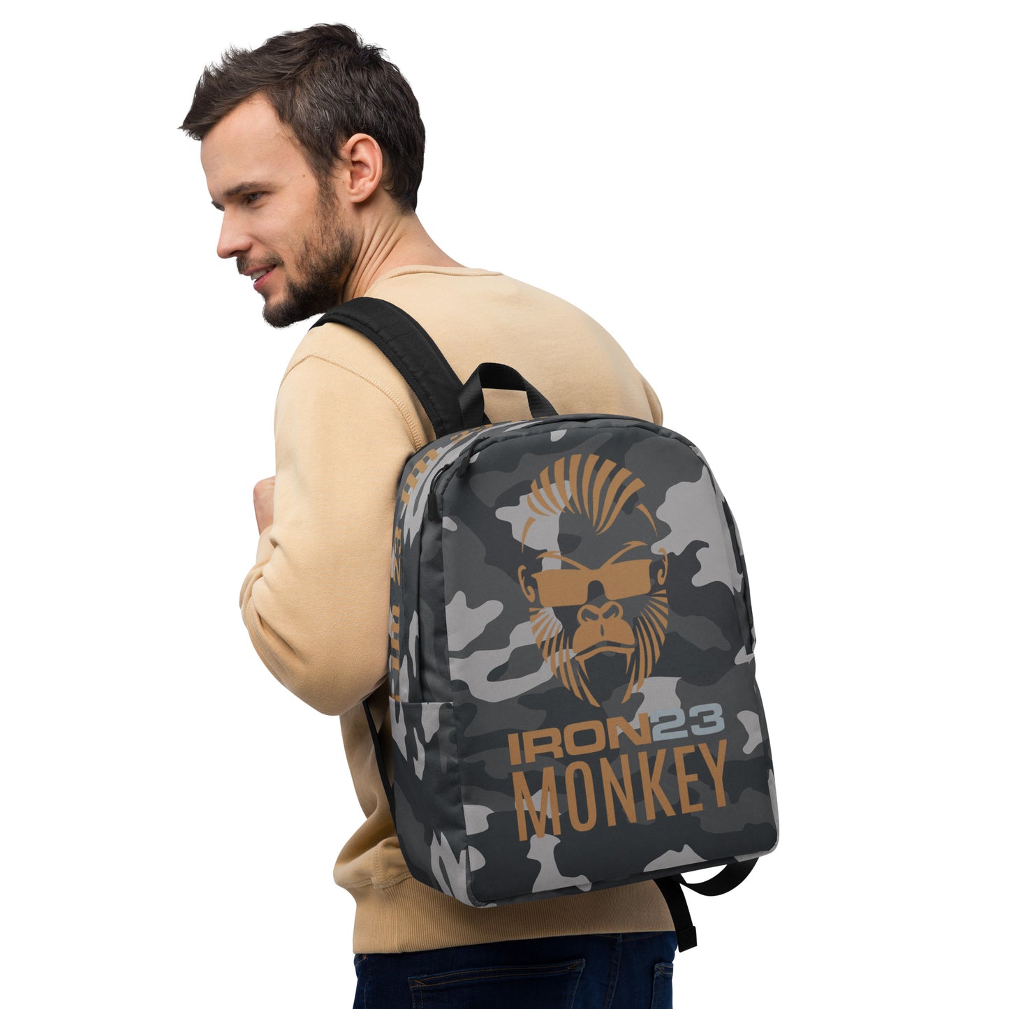 Minimalistischer Rucksack von Sportswear Iron Monkey 23 mit All-over-Print, weißes Design, rechte Frontansicht, Accessoire für den Alltag