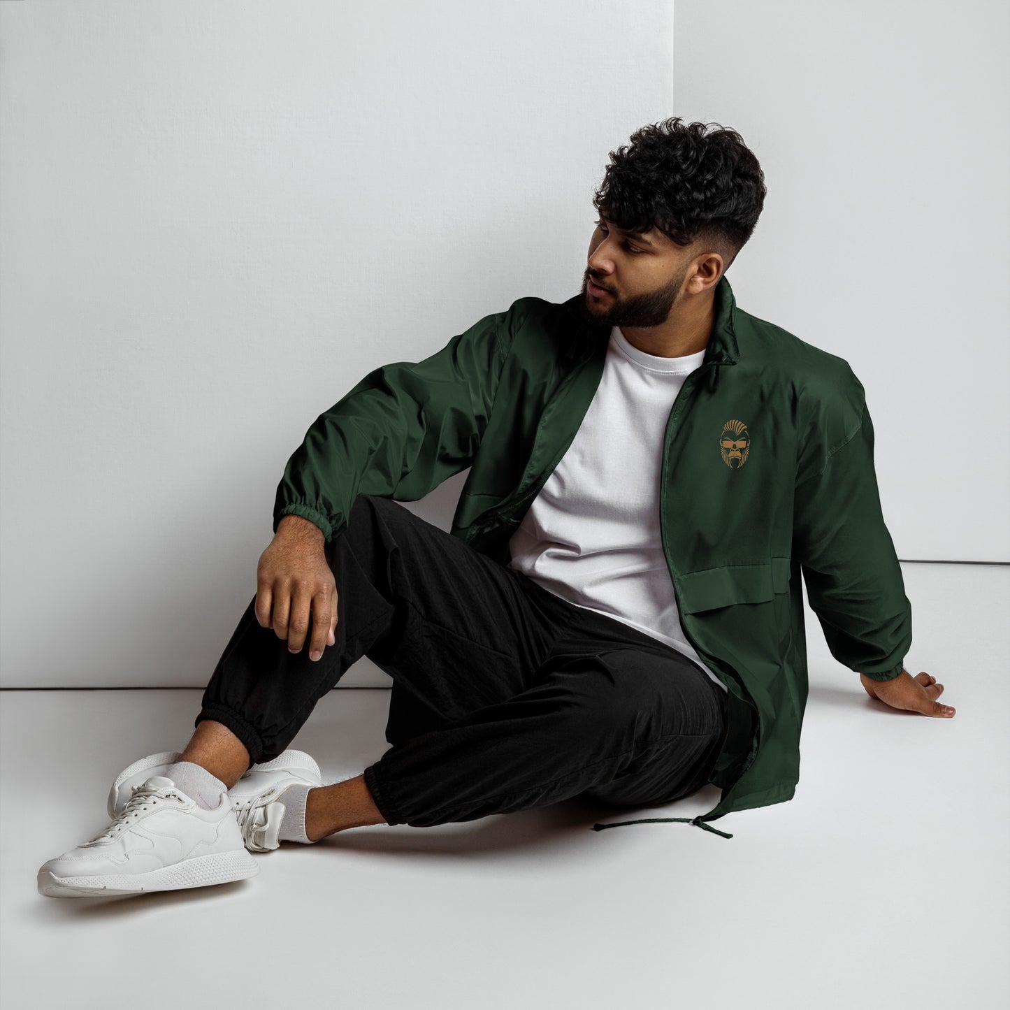 Unisex Windbreaker von Sportswear Iron Monkey 23 in Waldgrün, wasserabweisend, vegan und OEKO-TEX-zertifiziert, frontale Ansicht