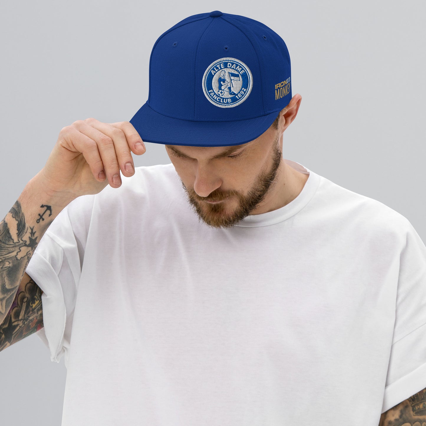 Klassische royalblaue Snapback-Cap von Sportswear Iron Monkey 23 mit Alte Dame 1892 Logo, modisches Accessoire für Fans.
