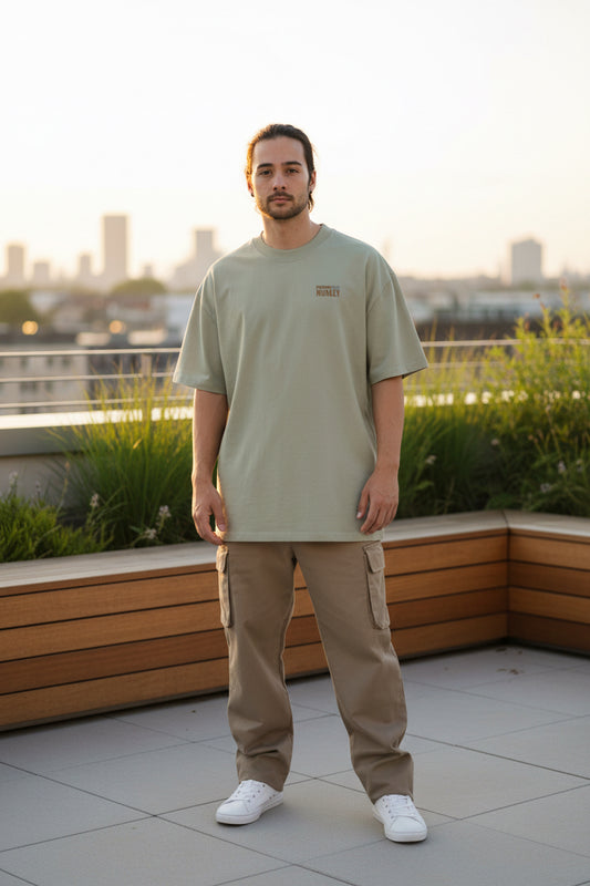 Herren Oversized T-Shirt von Sportswear Iron Monkey in verwaschenem Eukalyptus-Look, 100 % Baumwolle, links vorne.
