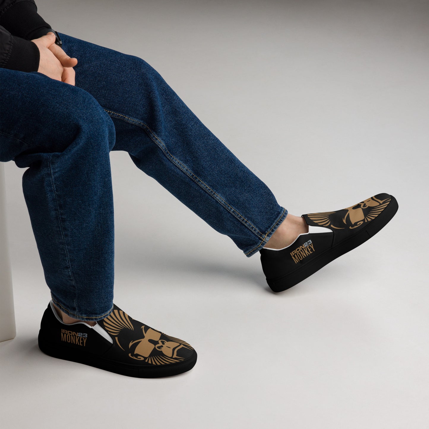 Herren Monkey Canvas Slipper von Sportswear Iron Monkey 23, schwarze Slip-On Schuhe mit Leinen und EVA-Sohle, atmungsaktiv und handgefertigt