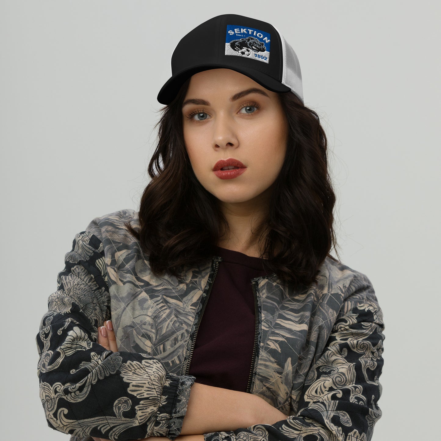 Retro Trucker-Cap von Sportswear Iron Monkey 23 in Schwarz-Weiß mit Frontdesign, stylisches Accessoire für Freizeit und Mode