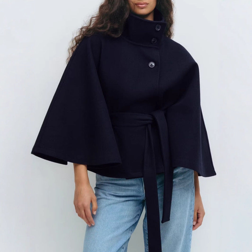 Eleganter Damen-Trenchcoat von eprolo mit Cape-Kragen, Gürtel und Knopfleiste, aus hochwertigem Mantelstoff, modisches Design
