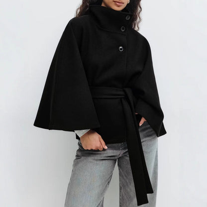 Eleganter Damen-Trenchcoat von eprolo mit Cape-Kragen, Gürtel und Knopfleiste, aus hochwertigem Stoff.