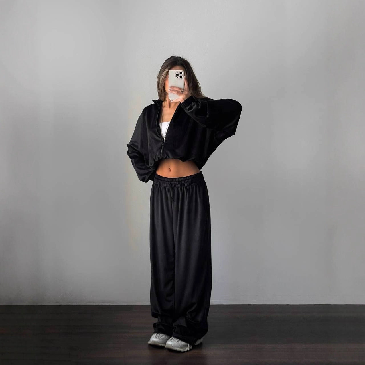 Damen Sport-Set von eprolo mit unifarbener Zipper-Jacke und langer Hose für Training und Freizeit, sportliches Outfit.