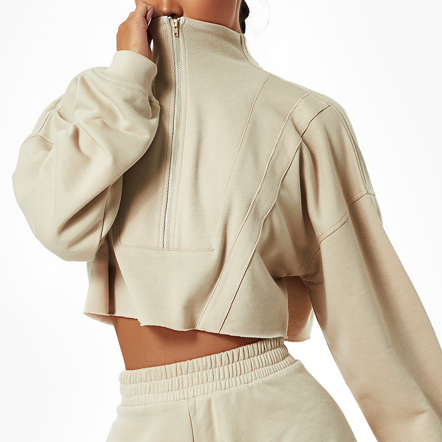 Damen Langarm Zip-Sweater mit Stehkragen von eprolo, sportliches und bequemes Oberteil, zeigt den Stehkragen und den Reißverschluss.