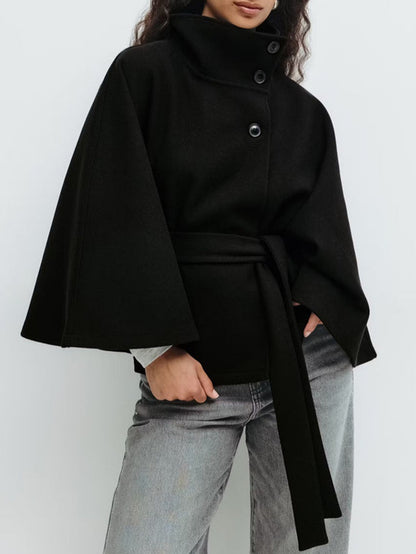 Eleganter Damen-Trenchcoat von eprolo mit Cape-Kragen, Gürtel und Knopfleiste, aus hochwertigem Mantelstoff.