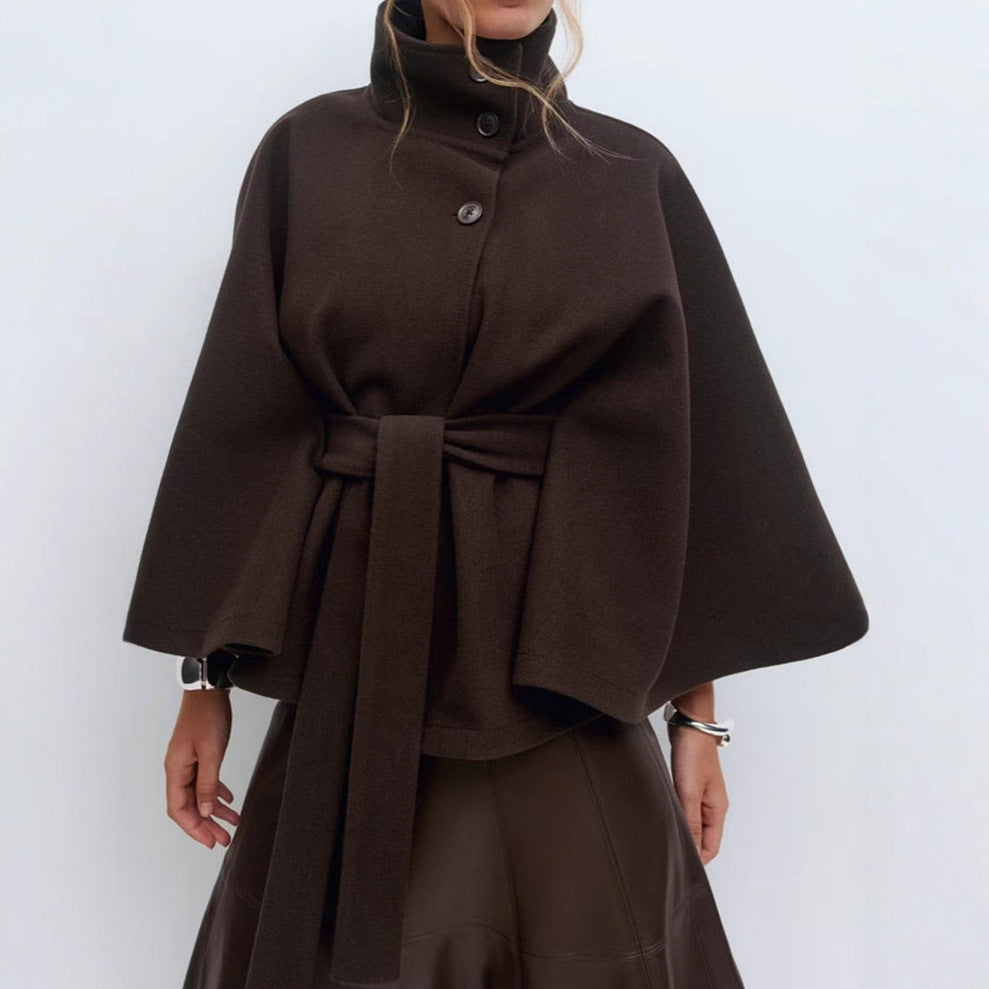 Eleganter Damen-Trenchcoat von eprolo mit Cape-Kragen, Gürtel und Knopfleiste, perfekt für stilvolle Übergangsoutfits.