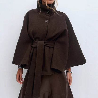 Eleganter Damen-Trenchcoat von eprolo mit Cape-Kragen, Gürtel und Knopfleiste, perfekt für stilvolle Übergangsoutfits.