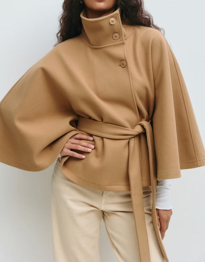 Eleganter Damen-Trenchcoat von eprolo mit Cape-Kragen, Gürtel und Knopfleiste, aus hochwertigem Stoff, für stilvollen Look.