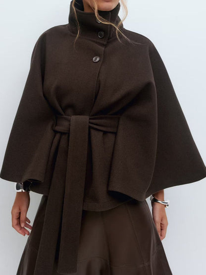 Eleganter Damen-Trenchcoat von eprolo mit Cape-Kragen, Gürtel und Knopfleiste, aus hochwertigem Mantelstoff, modisch und stilvoll.