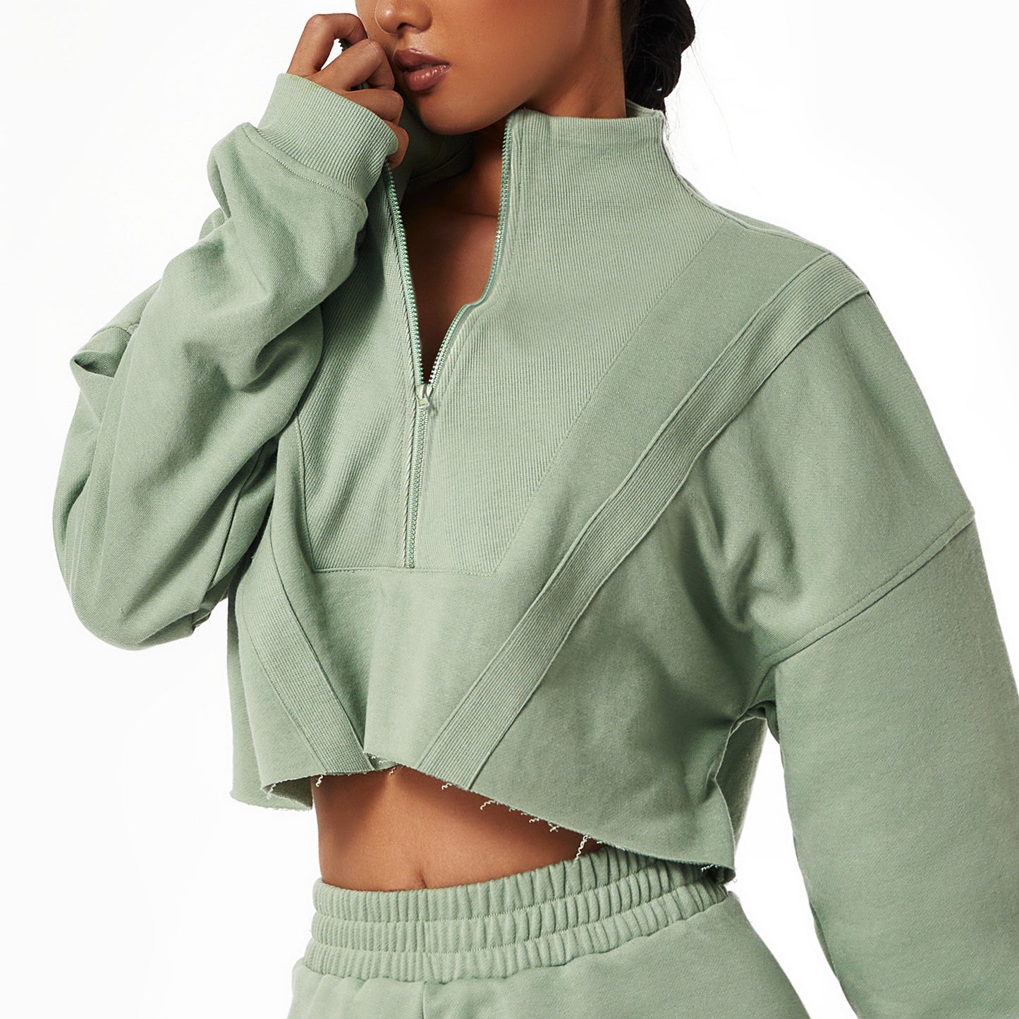 Damen Langarm Zip-Sweater mit Stehkragen von eprolo, sportliches und casual Oberteil in dunkler Farbe, Nahaufnahme.