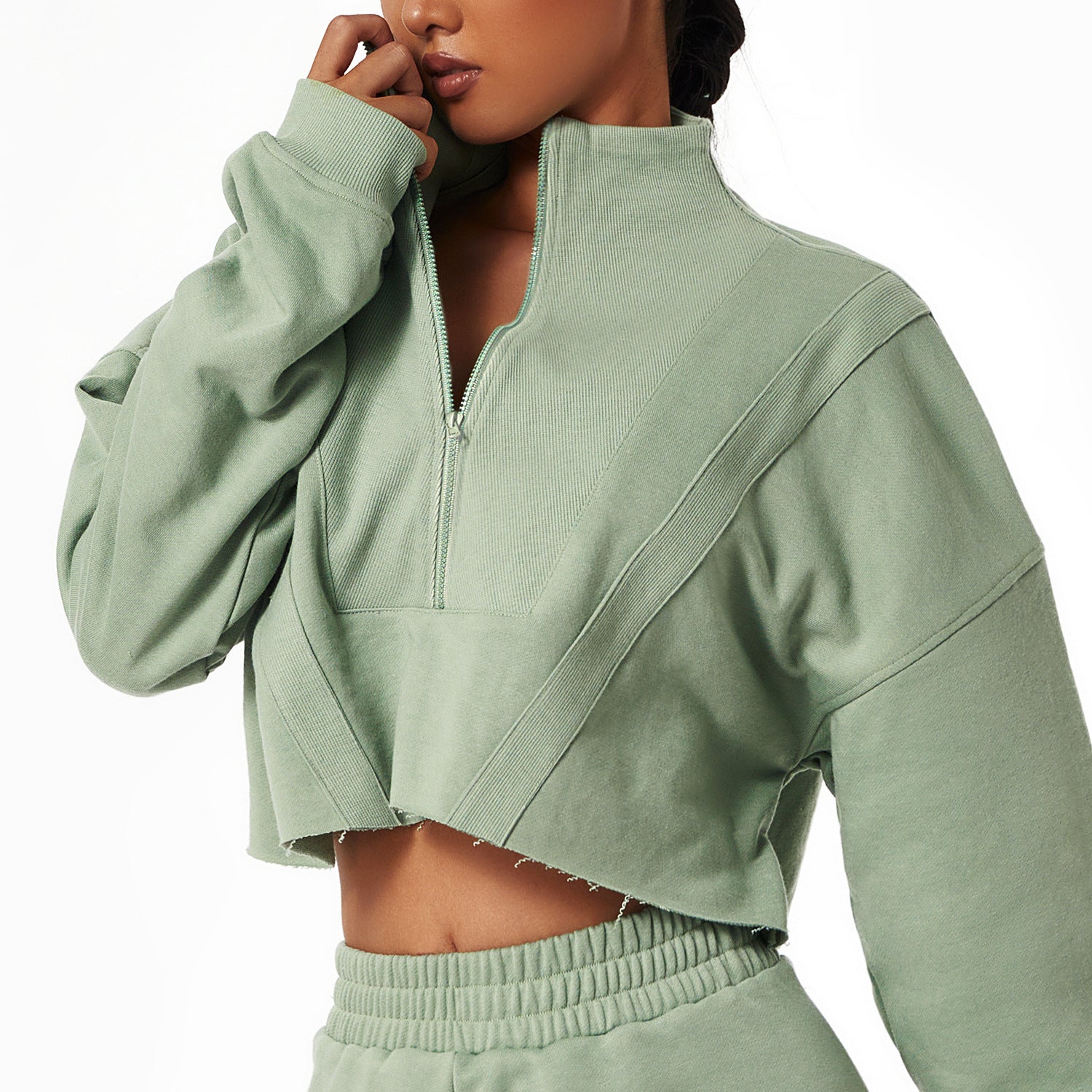 Damen Langarm Zip-Sweater mit Stehkragen von eprolo, sportliches und casual Oberteil in dunkler Farbe, Nahaufnahme.