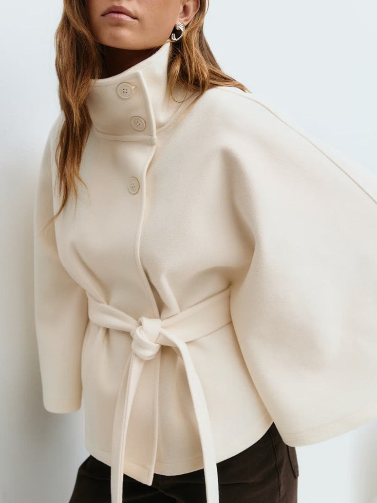 Eleganter Damen-Trenchcoat von eprolo mit Cape-Kragen, Gürtel und Knopfleiste, aus weichem, hochwertigem Stoff.