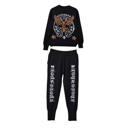 Damen Strick-Set mit Adler-Stickerei, Pullover und Hose aus weichem Material, von eprolo, in neutralem Farbton.