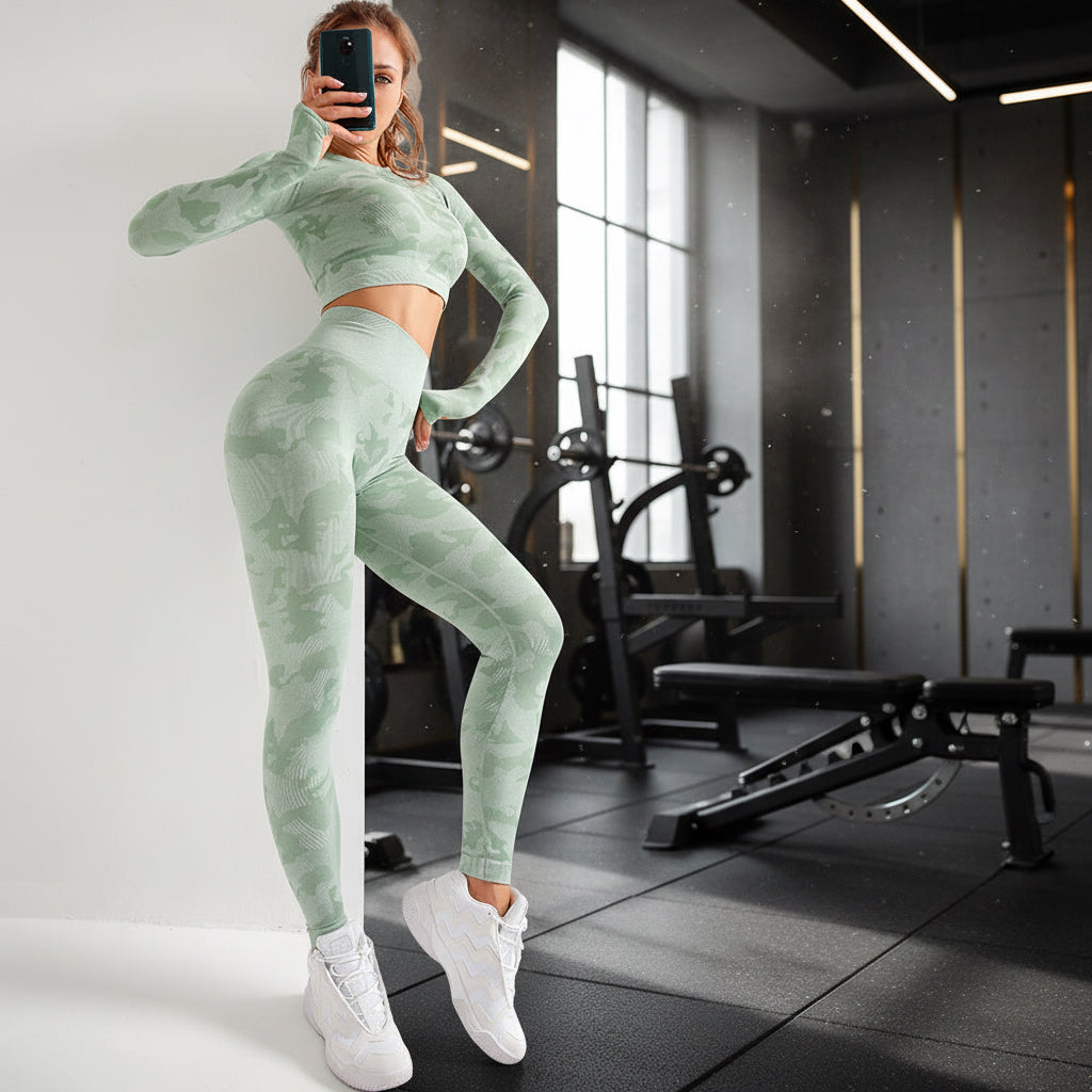 Damen 3-teiliges Camouflage Sport-Set von eprolo mit BH, Leggings und Langarm-Top, perfekt für sportliche Aktivitäten.