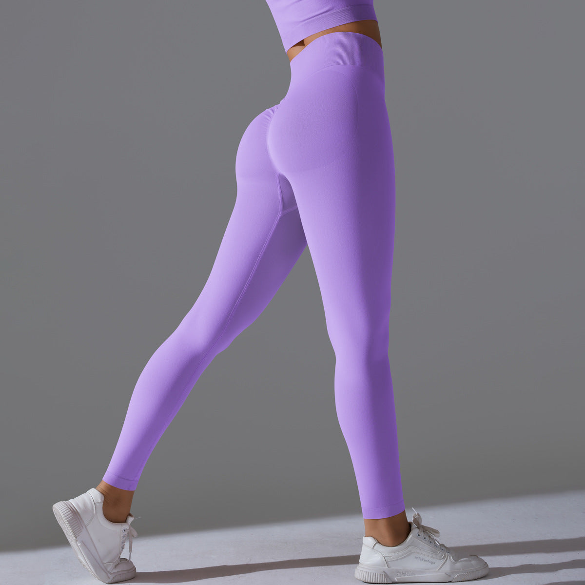 Damen High-Waist Leggings von eprolo, nahtlos, butt-lifting, in 15 Farben, ideal für Yoga und Fitness, getragen beim Training.