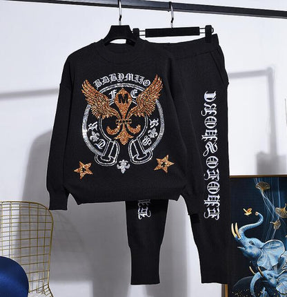 Damen Strick-Set mit Adler-Stickerei, bestehend aus Pullover und Hose, aus weichem Material, in einem eleganten Design.