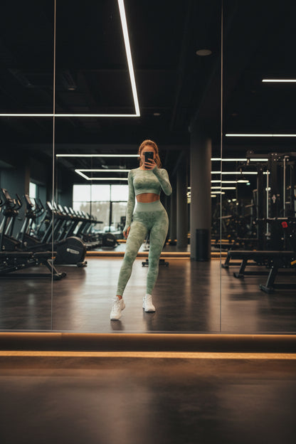 Damen 3-teiliges Camouflage Sport-Set mit BH, Leggings und Langarm-Top von eprolo, ideal für Sport und Freizeit.
