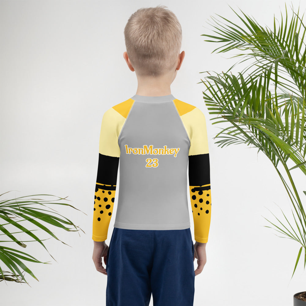 Kinder-Rash-Guard von Sportswear Iron Monkey 23 mit Allover-Print, langärmlig, UV-Schutz 50+ und 4-Wege-Stretch, weiße Rückseite