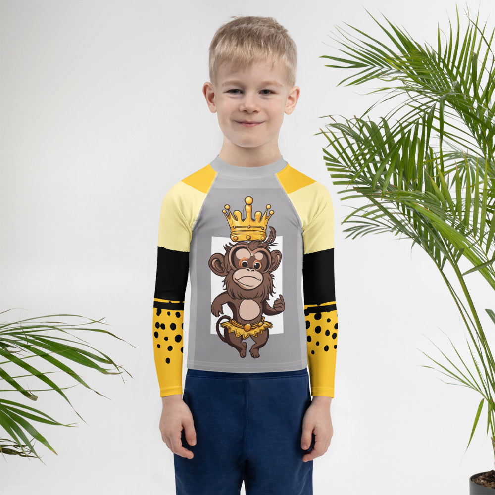 Kinder-Rash-Guard von Sportswear Iron Monkey 23 mit Allover-Print, langärmlig, UV-Schutz 50+ und 4-Wege-Stretch, vorne sichtbar.