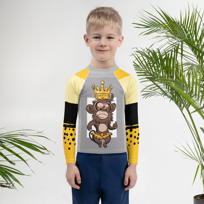 Kinder-Rash-Guard von Sportswear Iron Monkey 23 mit Allover-Print, langärmlig, UV-Schutz 50+ und 4-Wege-Stretch, vorne sichtbar.