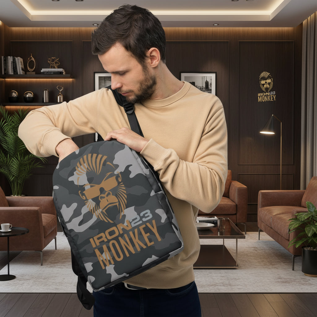 Minimalistischer Rucksack von Sportswear Iron Monkey 23 mit All-Over-Print, weißes Design, Frontansicht, modisches Accessoire