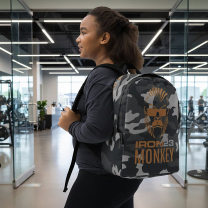 Weißer minimalistischer Rucksack von Sportswear Iron Monkey 23 mit All-Over-Print, Blick von rechts vorne