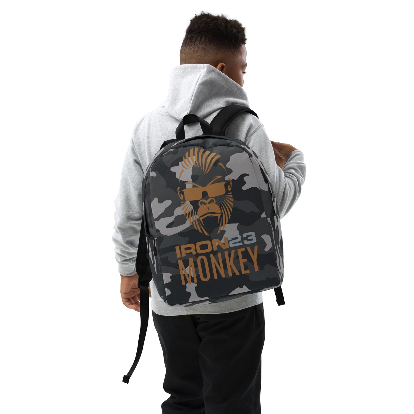 Minimalistischer Rucksack von Sportswear Iron Monkey 23 mit All-over-Print, rechte Frontansicht, modernes Accessoire für Alltag.