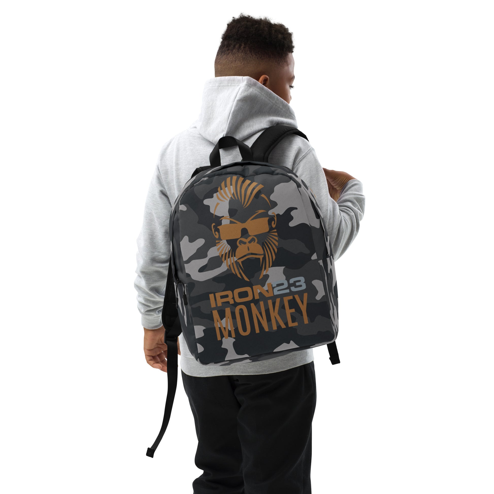 Minimalistischer Rucksack von Sportswear Iron Monkey 23 mit All-over-Print, rechte Frontansicht, modernes Accessoire für Alltag.