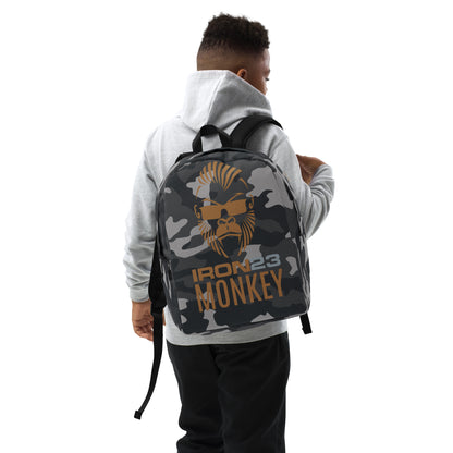 Minimalistischer Rucksack von Sportswear Iron Monkey 23 mit All-over-Print, rechte Frontansicht, modernes Accessoire für Alltag.