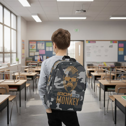 Minimalistischer Rucksack von Sportswear Iron Monkey 23 mit All-over-Print, weiße Farbe, Nahaufnahme, stilvolle Accessoires