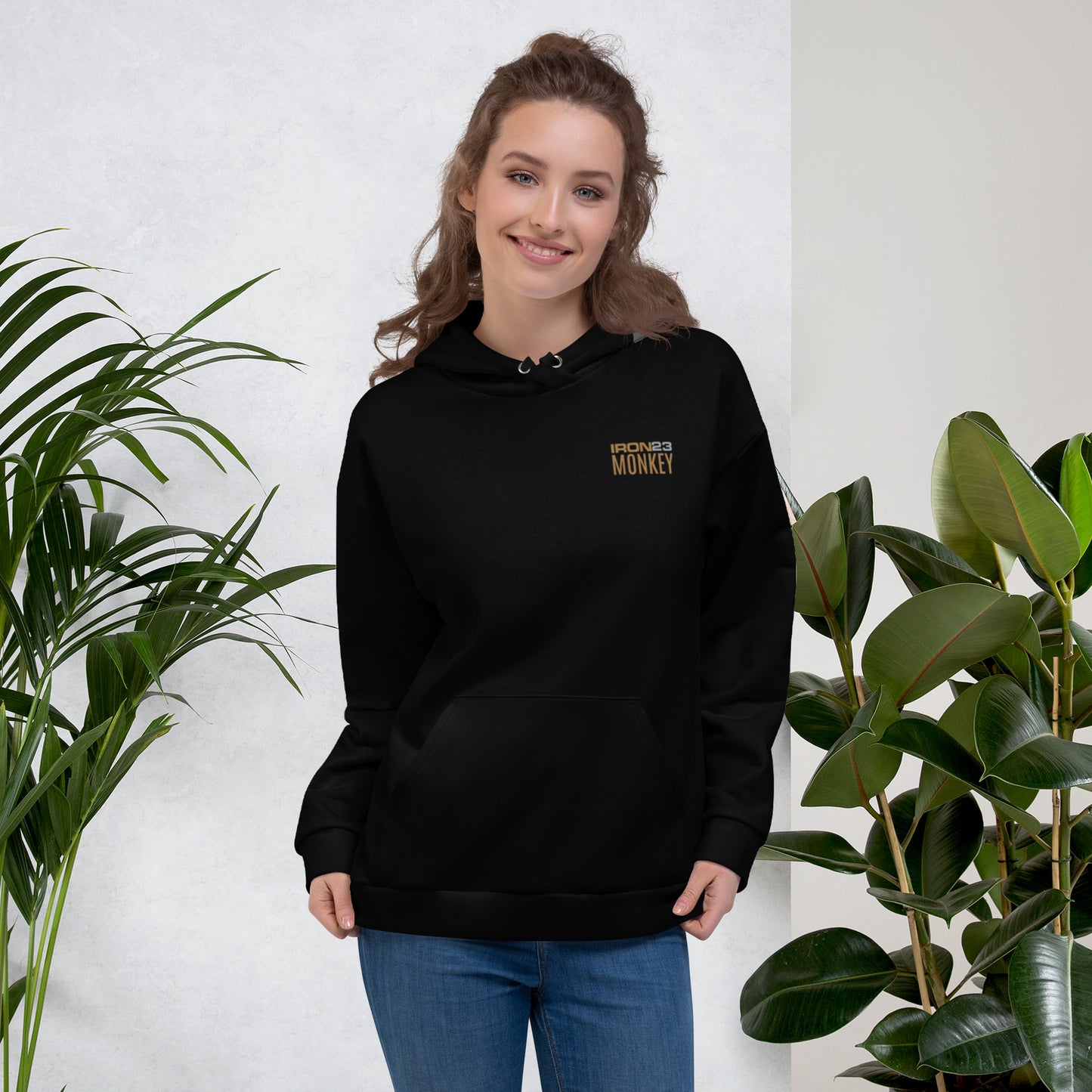 Unisex Hoodie von Sportswear Iron Monkey 23 mit Allover-Print, recyceltem Material und Fleece-Innenseite, weiß, EU-Produktion.