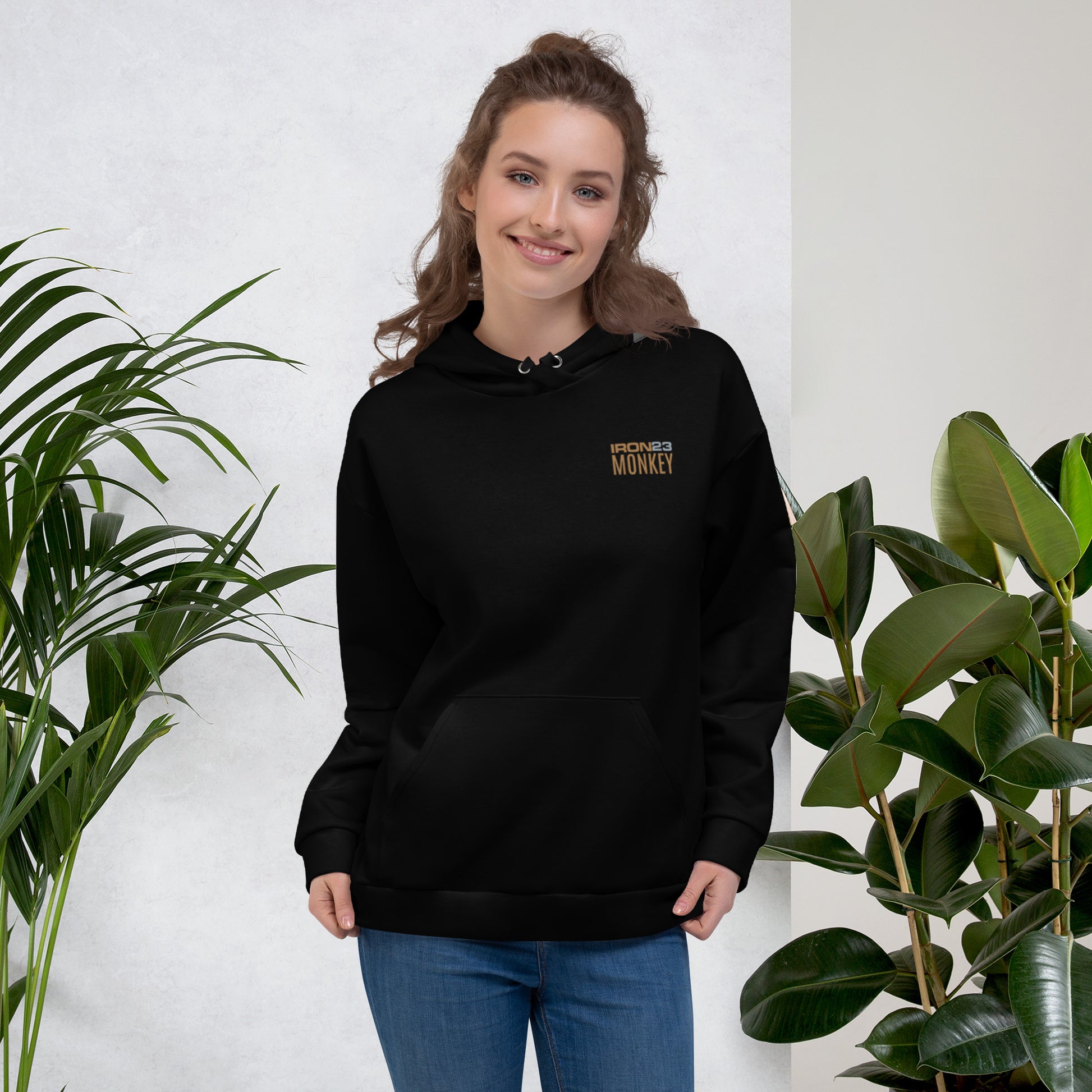 Unisex Hoodie von Sportswear Iron Monkey 23 mit Allover-Print, recyceltem Material und Fleece-Innenseite, weiß, EU-Produktion.