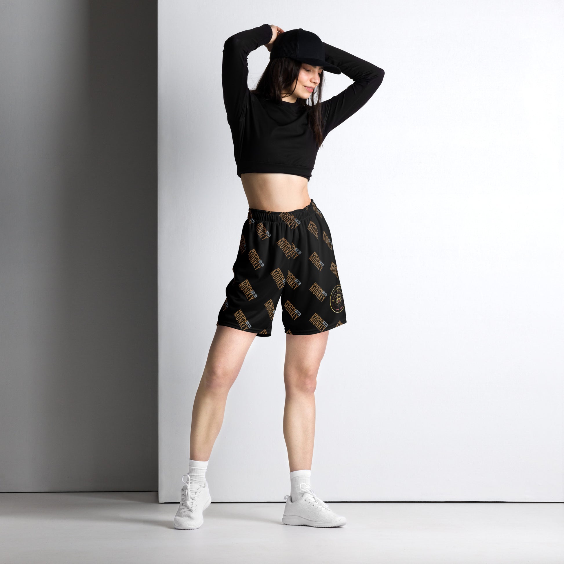 Unisex Mesh-Shorts von Sportswear Iron Monkey 23, atmungsaktive, recycelte Sporthose mit All-Over-Druck in Weiß.