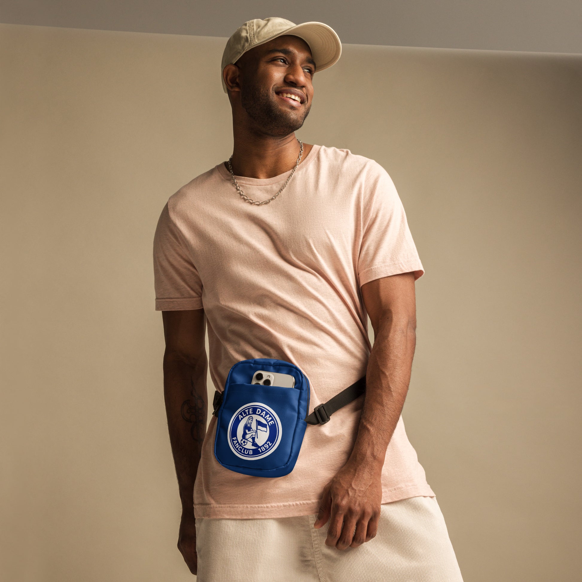 Nützliche Umhängetasche von Sportswear Iron Monkey 23 mit Fanclub Alte Dame 1892 All-Over-Print, weiße Crossbody-Tasche