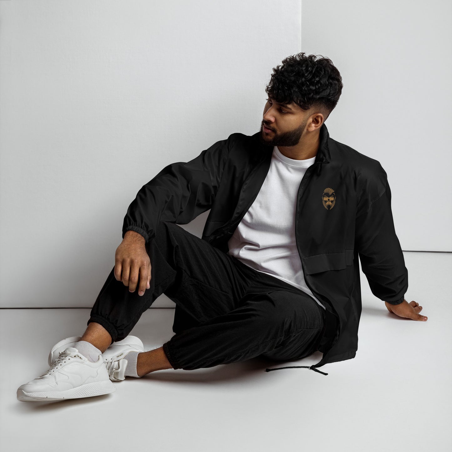 Schwarze Unisex-Windjacke von Sportswear Iron Monkey 23, wasserabweisend und vegan, mit Frontansicht.