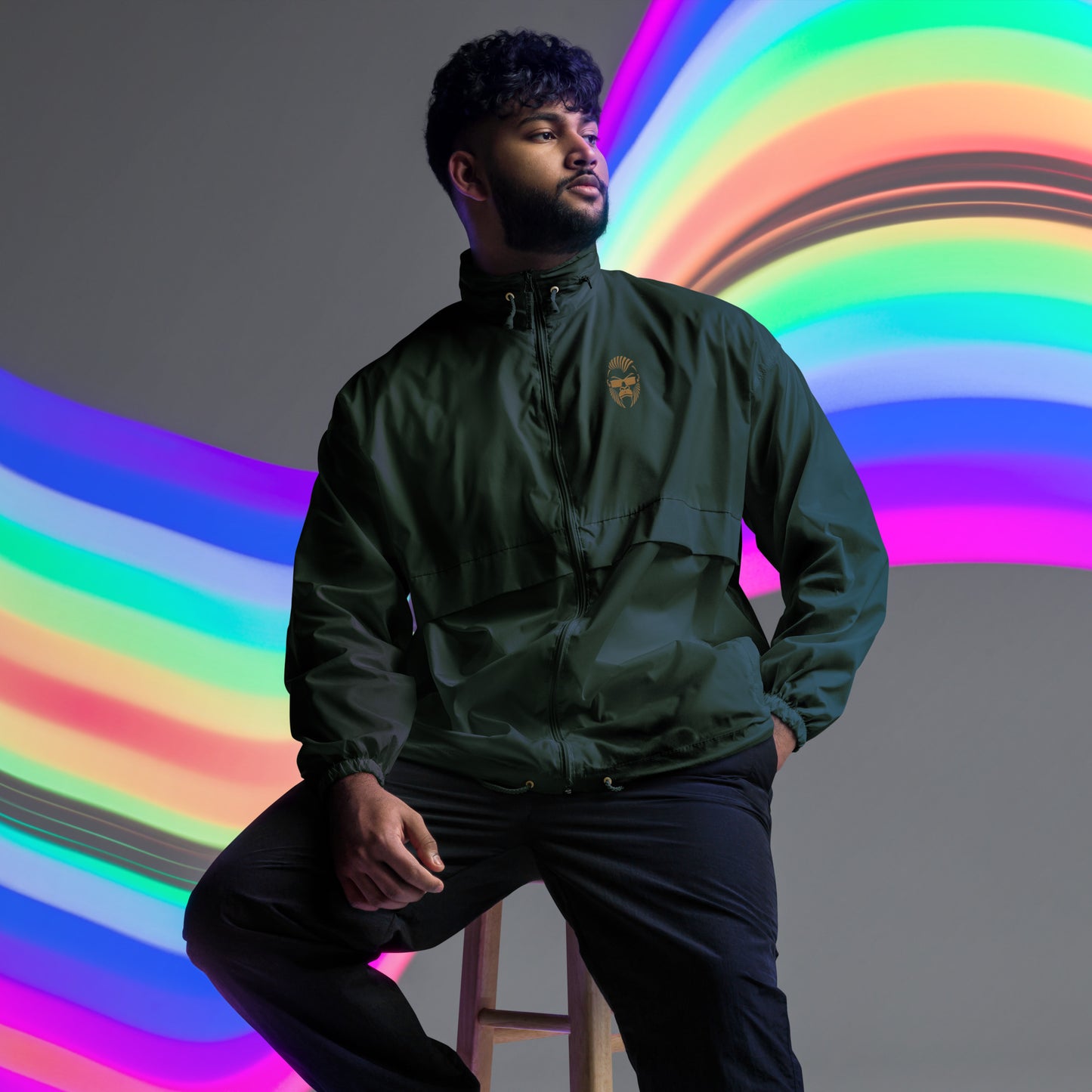 Grüne Unisex-Windbreaker von Sportswear Iron Monkey 23, wasserabweisende Jacke mit OEKO-TEX und veganem PETA-Label.