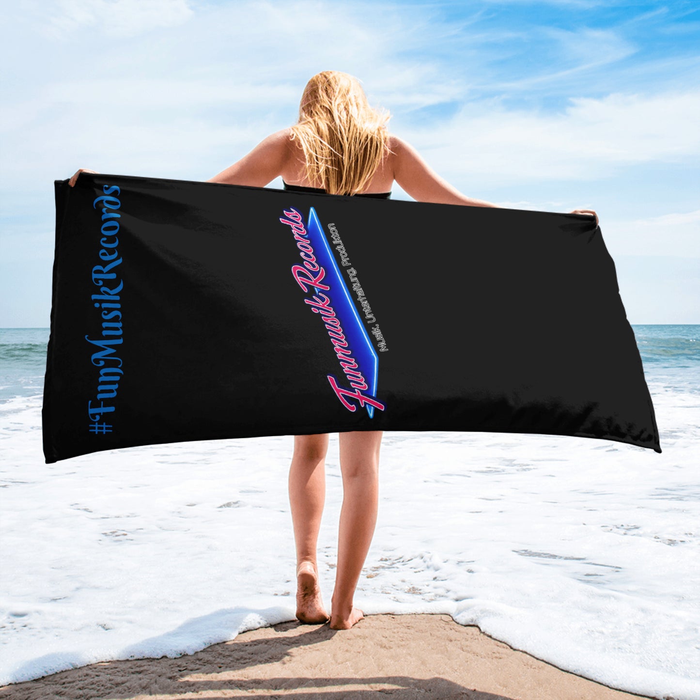 Schwarz bedrucktes Handtuch von FunMusik Records aus Baumwolle, Allover Sublimationsdruck, ideale Bademode für den Strand.