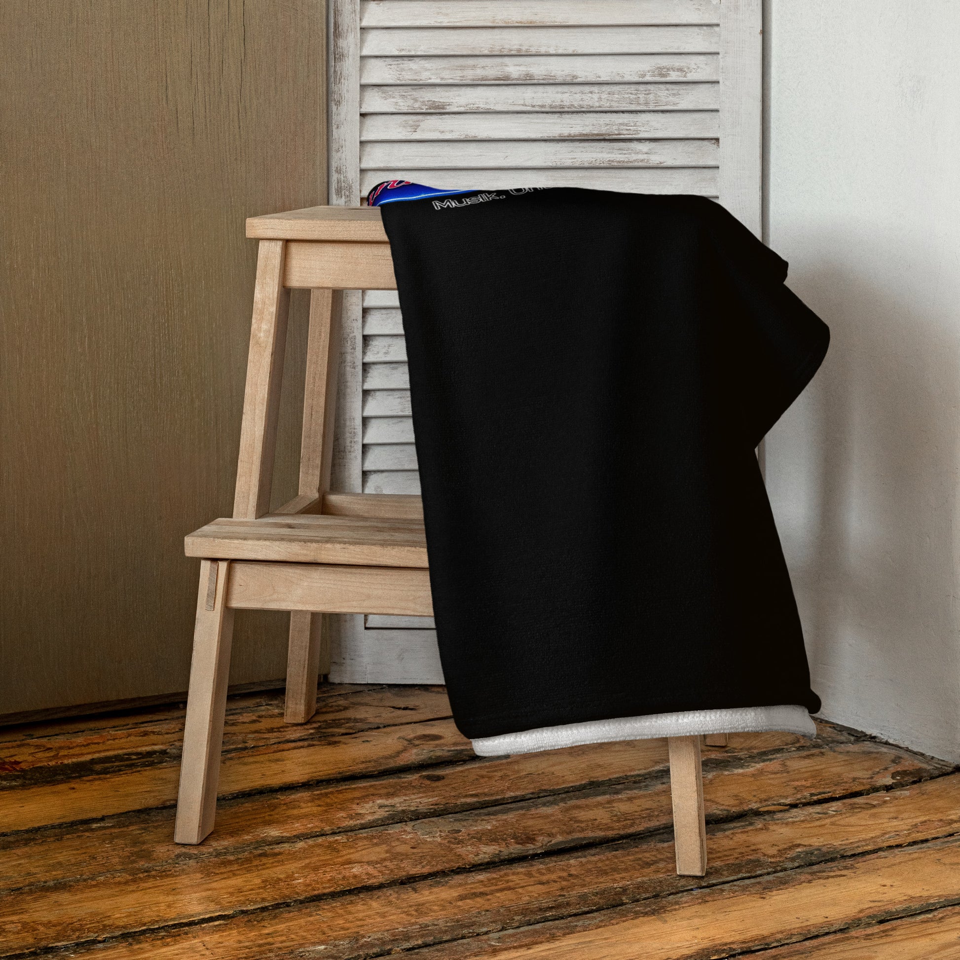 Schwarzes FunMusik Records Handtuch aus Baumwolle mit Allover Sublimationsdruck, ideal als Bademode Accessoire, Sportswear Iron Monkey 23
