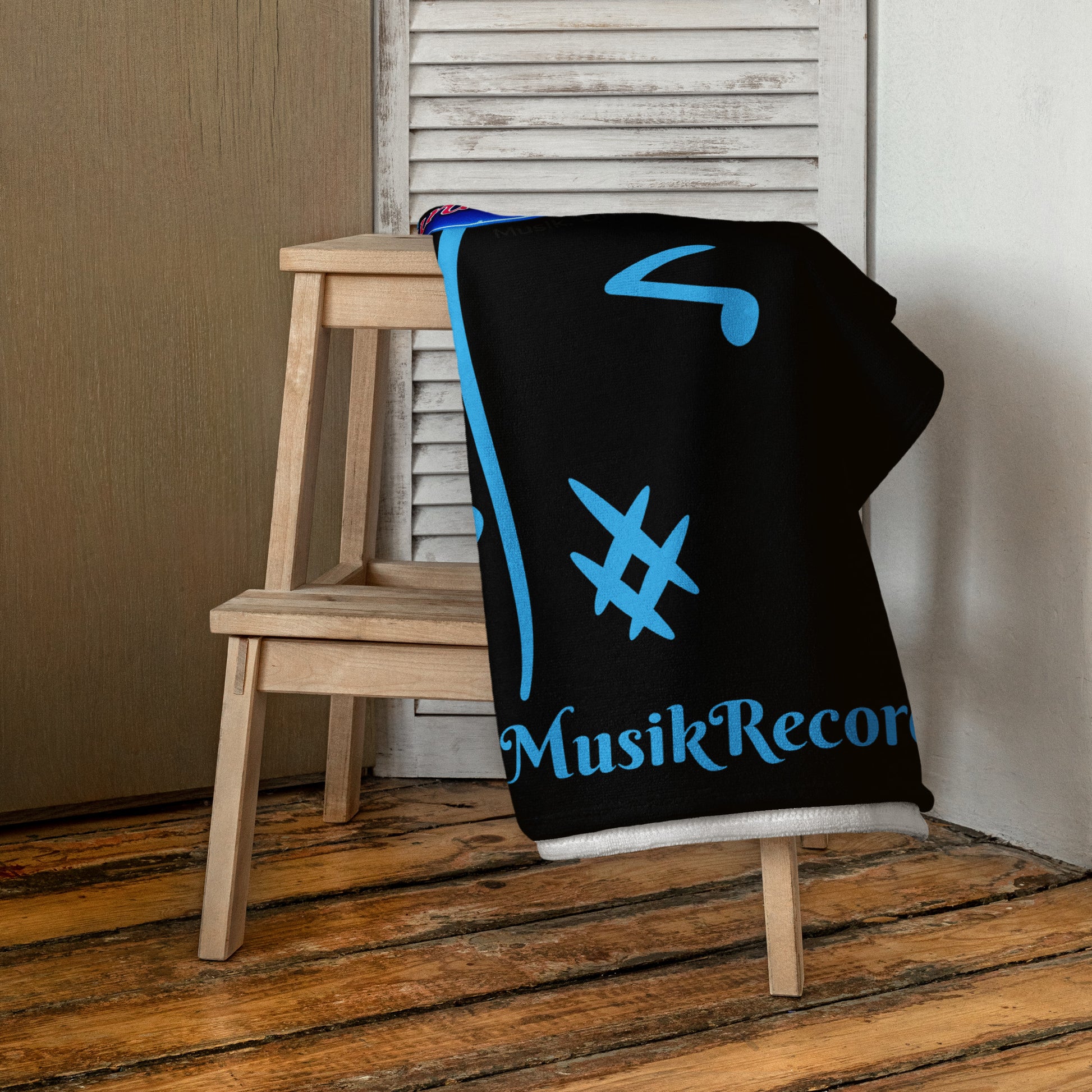 Weißes Strandtuch mit buntem FunMusik Records Noten Allover-Design, Baumwolle, 30x60 cm, Sportswear Iron Monkey 23 Bademode