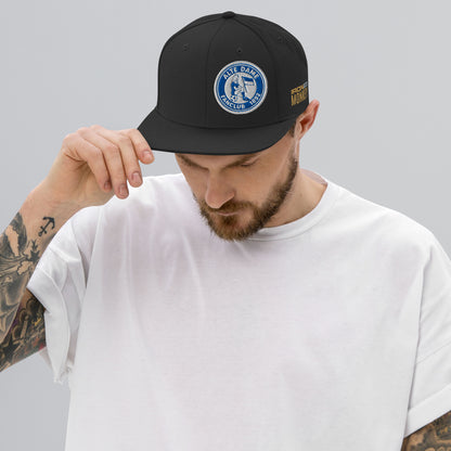 Schwarze klassische Snapback-Cap Alte Dame 1892 von Sportswear Iron Monkey 23, mit Frontdesign und verstellbarem Snapback.