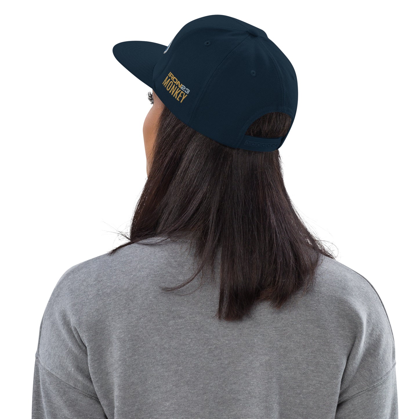 Klassische dunkelblaue Snapback-Cap Alte Dame 1892 von Sportswear Iron Monkey 23, mit gesticktem Logo auf der Vorderseite