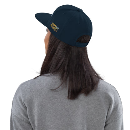 Klassische dunkelblaue Snapback-Cap Alte Dame 1892 von Sportswear Iron Monkey 23, mit gesticktem Logo auf der Vorderseite