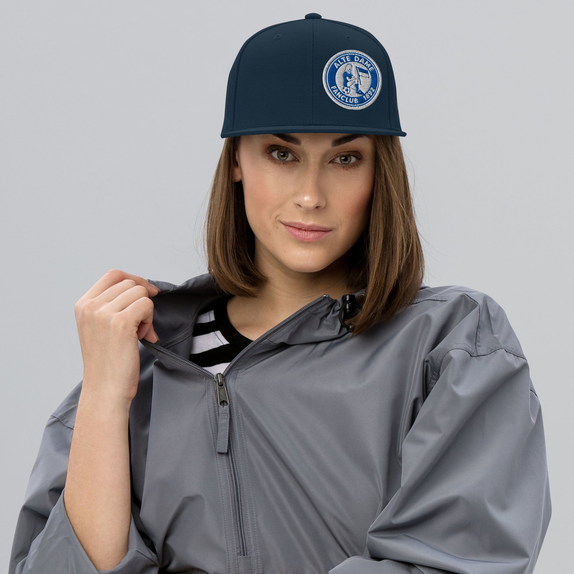Klassische dunkelblaue Snapback-Cap mit Alte Dame 1892 Stickerei, Sportswear Iron Monkey 23, stylisches Accessoire für den Alltag