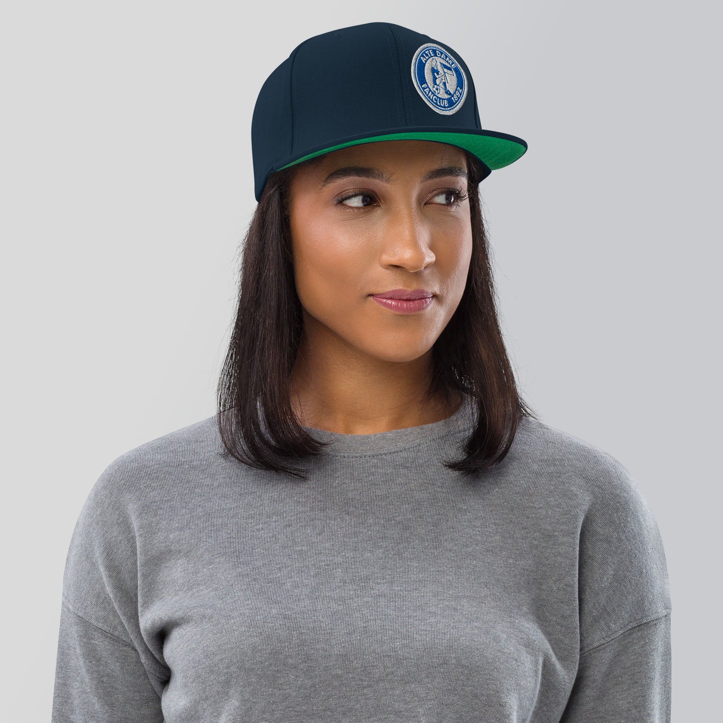 Dunkelblaue klassische Snapback-Cap von Sportswear Iron Monkey 23 mit sichtbarem Logo und gebogenem Schirm.