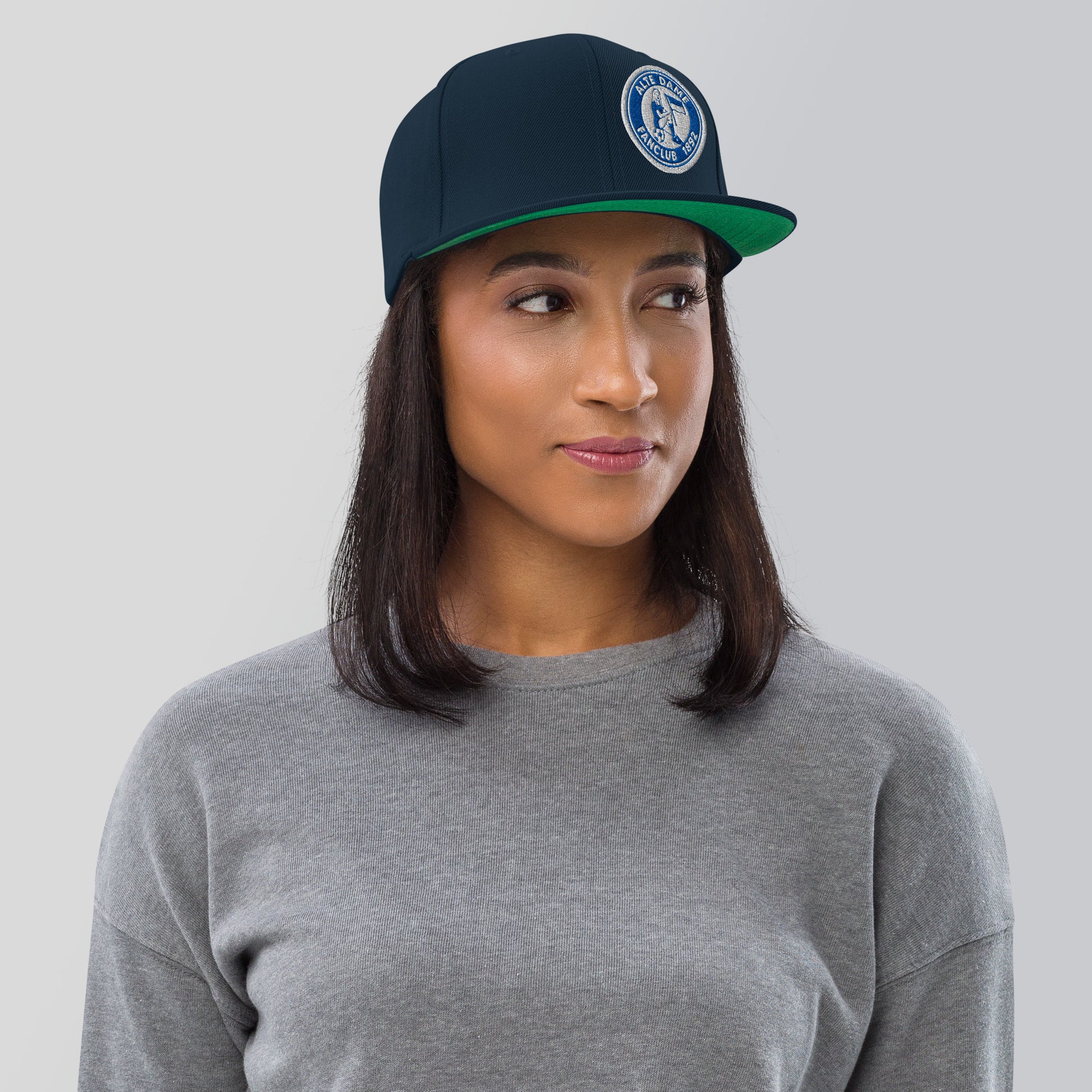 Dunkelblaue klassische Snapback-Cap von Sportswear Iron Monkey 23 mit sichtbarem Logo und gebogenem Schirm.