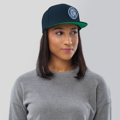 Dunkelblaue klassische Snapback-Cap von Sportswear Iron Monkey 23 mit sichtbarem Logo und gebogenem Schirm.