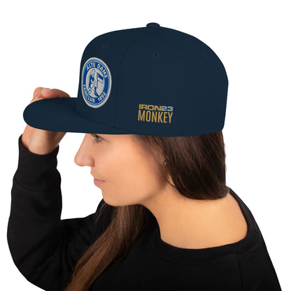 Klassische dunkelblaue Snapback-Cap "Alte Dame 1892" von Sportswear Iron Monkey, Seitenansicht, stylisches Accessoire für Fans