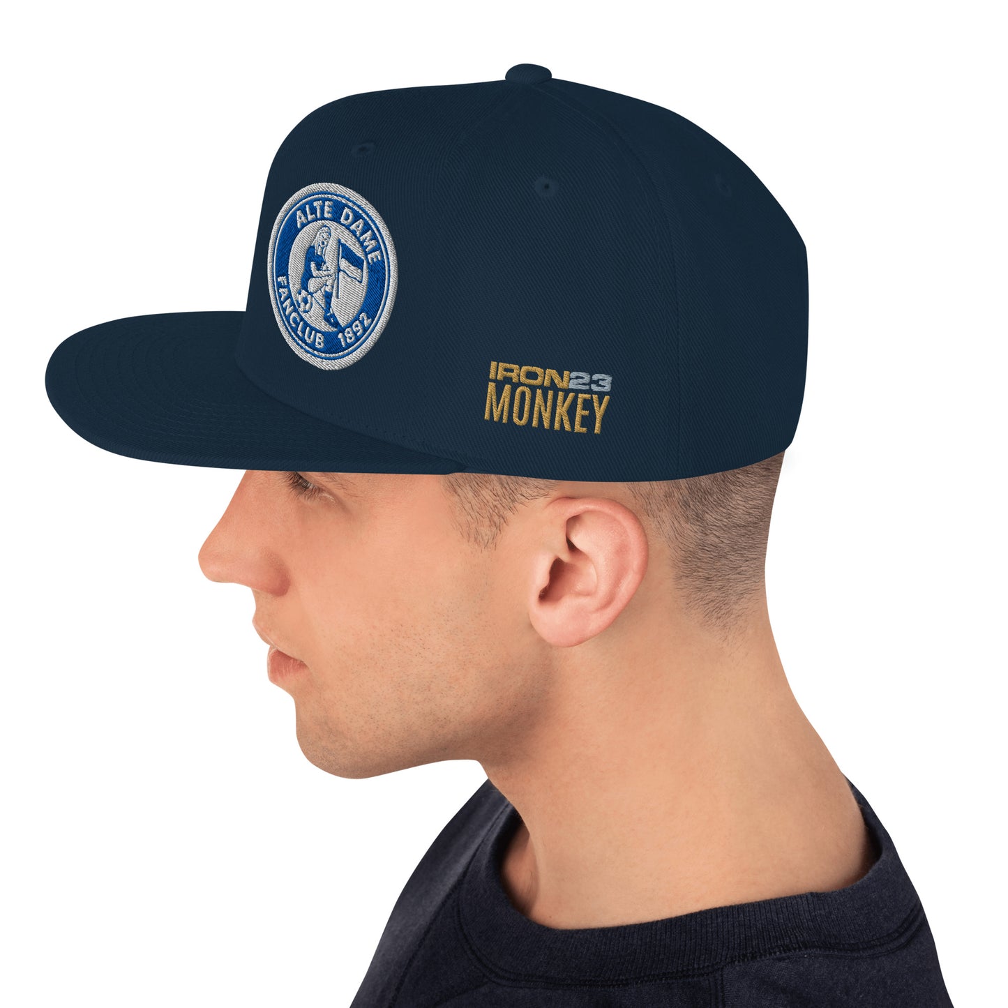 Dunkelblaue klassische Snapback-Cap von Sportswear Iron Monkey 23 mit Alt-Dame-1892-Logo, seitliche Ansicht, Accessoire
